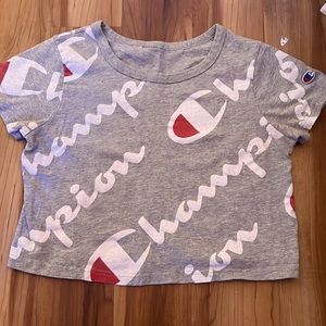 grey cropped champion logo shirt